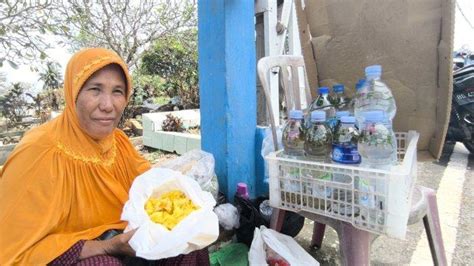 Penjual Bunga Tabur Di Bengkulu Untuk Ziarah Kubur Raup Keuntungan