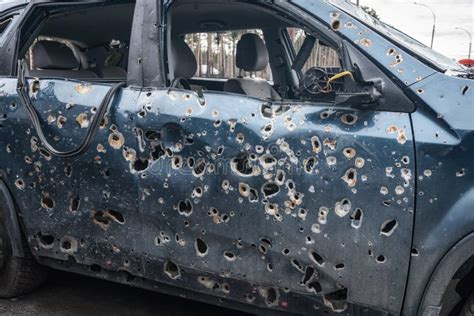 Voiture Endommagée Par Des Fragments D artillerie Obus Le Concept De