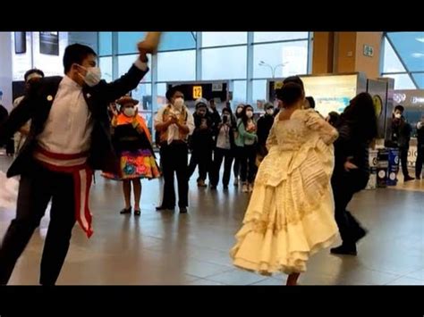 Aeropuerto Pasajeros son recibidos con bailes tradicionales por el Día