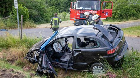 Frontalzusammensto Zwei Tote Vier Verletzte Bei Unfall Im Main