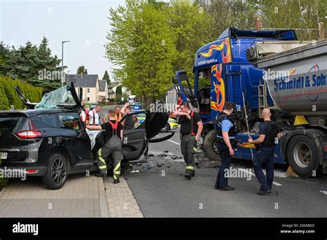 Hartha Frontalcrash Zwischen Lkw Und Auto Auf B Autofahrer Schwer