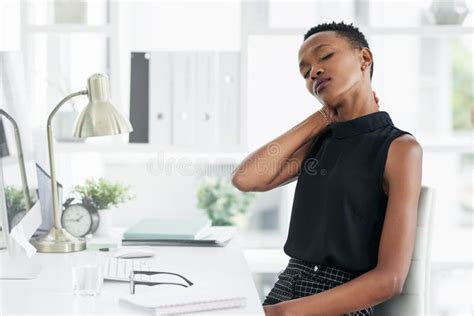 Stress Im Unternehmen Und Schwarze Frau Mit Nackenschmerzen Im Amt Mit