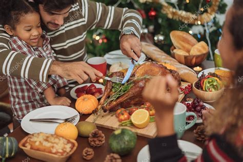 Feliz Familia Celebrando la Cena de Acción de Gracias en casa Acción de