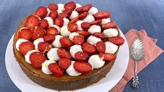 Käsekuchen mit Keksboden und Erdbeeren Rezepte Kaffee oder Tee TV