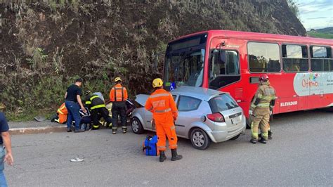 Colisão entre ônibus e carro deixa motorista ferido na BR 262 em Sabará