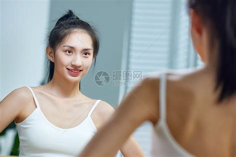 漂亮的年轻女人照镜子高清图片下载 正版图片507646970 摄图网