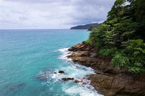 Vista A Rea Das Ondas Do Mar Ondas Brancas De Espuma Nas Rochas