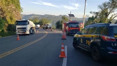 Acidente envolvendo caminhão tanque deixa uma pessoa morta no Vale do