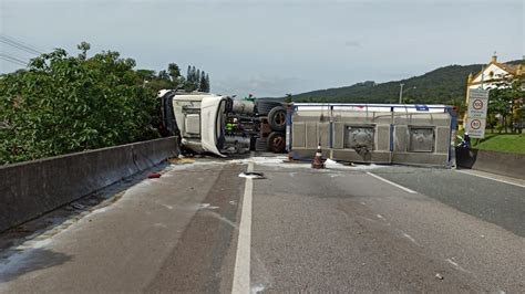 Caminhão tomba e produto químico é derramado na BR 101 em SC FOTOS