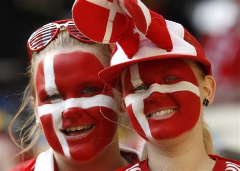 Deux Supportrices Peintes En Rouge Et Blanc Le Blog De Classics