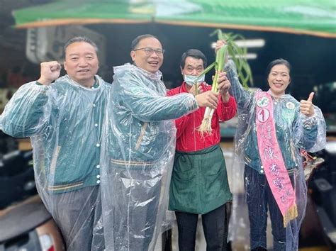 王義川陪陳秀寶掃街拜票 吃1碗秀水學生最愛雞絲麵 政治 自由時報電子報