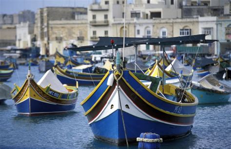 Fondo El Pueblo Pesquero De Marsaxlokk En La Costa Este De Malta En