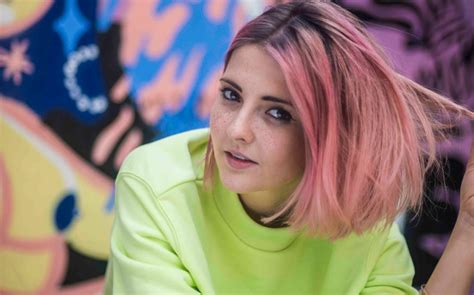 Meet Emily Burns The Singer Whose Tales Of Same Sex Love Are Setting The Streaming Charts Alight