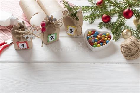 Natale A Mani Nude Calendario Di Avvento Preparato Da Una Manica Di Carta Igienica Rifiuti