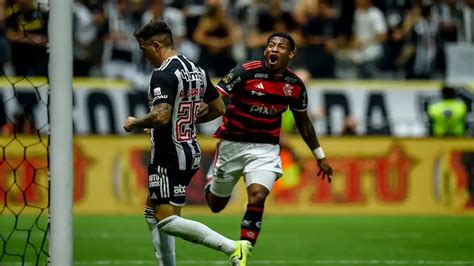 Filipe Luís do Flamengo recebe elogios de ex Vasco