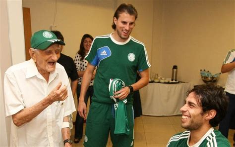 Torcedor quase centenário do Verdão realiza sonho e conhece jogadores