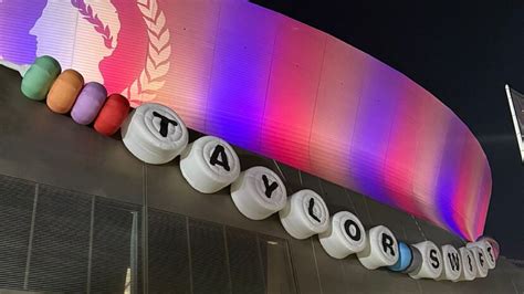 New Orleans Superdome Greets Taylor Swift With Giant Friendship Bracelet - HOME