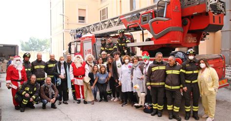 Babbo Natale Sale Sull Autoscala E Bussa Alle Finestre Dei Piccoli