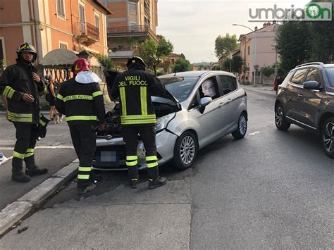 Terni Ennesimo Impatto All Incrocio Brenta Piave Soccorsi Una Donna E