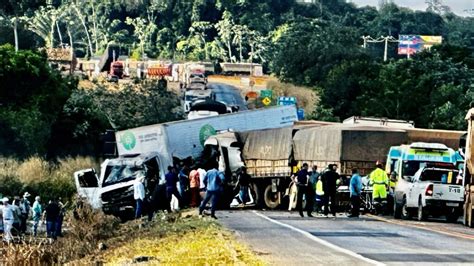 Motorista fica preso às ferragens no acidente carretas e caminhões