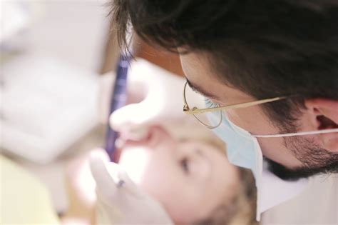 Qué es la Microcirugía periodontal Clínica Dental B J