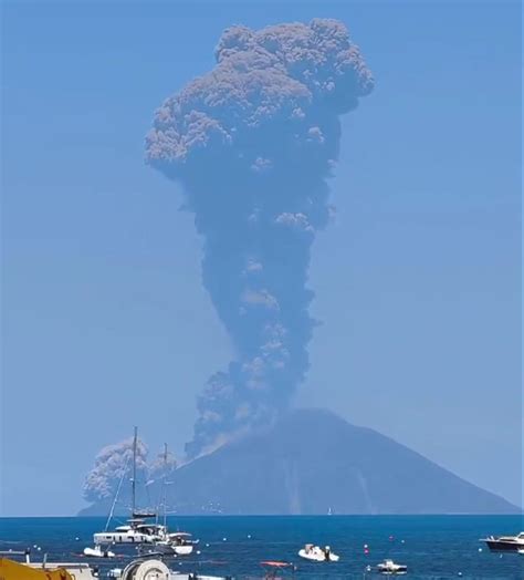 Stromboli Nuova Esplosione Del Vulcano Nube Di Cenere E Polvere Sull