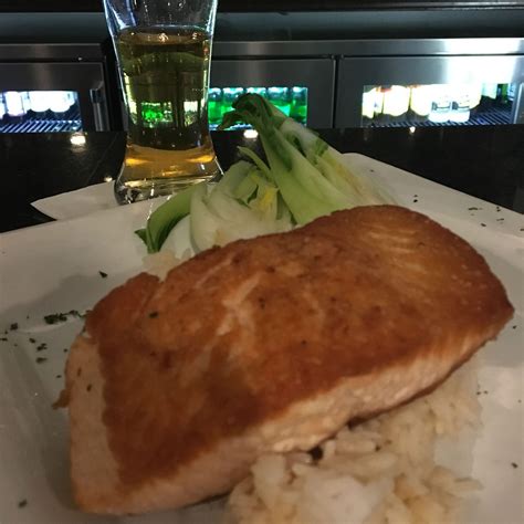 Sheraton Bucks County Langhorne - Stop by University Grill for dinner