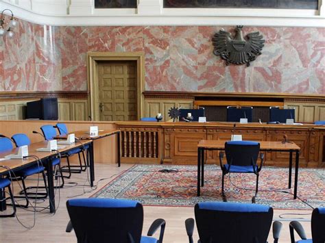 Justiz 19 Jähriger Salzburger stach auf seinen Halbbruder ein Anklage