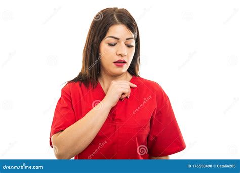 Retrato De Un Hermoso Doctor Con Vestimenta Organizando Una Camisa Foto