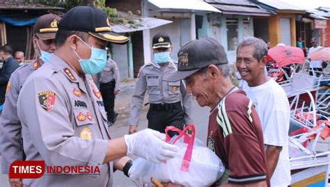 Prihatin Dampak Covid 19 Kapolresta Banyuwangi Berbagi Paket Sembako