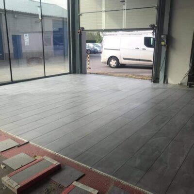 Plaatsen Van Keramische X Cm In Autoshowroom Technicel