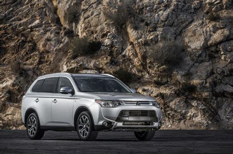 Comparison - Mitsubishi Outlander GT 2015 - vs - Toyota Highlander LE ...