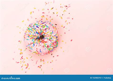 Uma Rosquinha Saborosa Rosa Sobre Fundo Rosa Imagem De Stock Imagem De Gelo Colorido 152983751