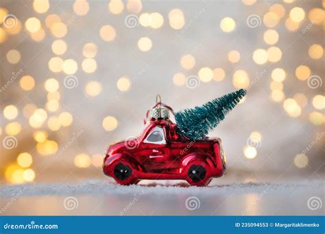 Rode Auto Met Kerstboom Bovenaan Stock Afbeelding Image Of Winter