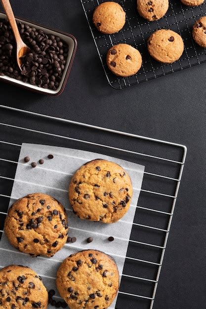 Galletas Con Chispas De Chocolate Deliciosas Y Planas Foto Gratis