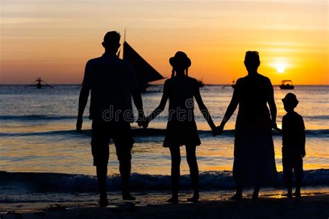 Schattenbild Der Familie Auf Dem Strand Stockfoto Bild von rückseite