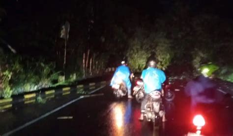 Jalan Nasional Sukabumi Bogor Tertimbun Longsor Di Parungkuda