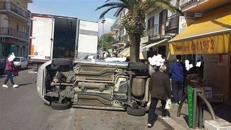 A Scauri Un Camion Aggancia Un Auto In Sosta E La Ribalta Video