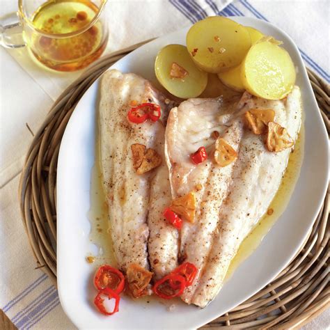 Dorada Al Horno En Filetes Con Salsa De Ajo Y Guindilla