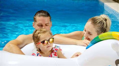 Madre Con Padre E Hija Descansando Y Nadando En Una Piscina En Verano