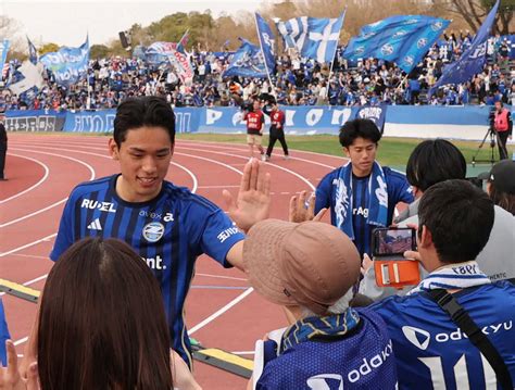 ＜町田・鳥栖＞活躍した町田・オ・セフン（左）と平河は試合後、サポーターとハイタッチ（撮影・西海健太郎） ― スポニチ Sponichi