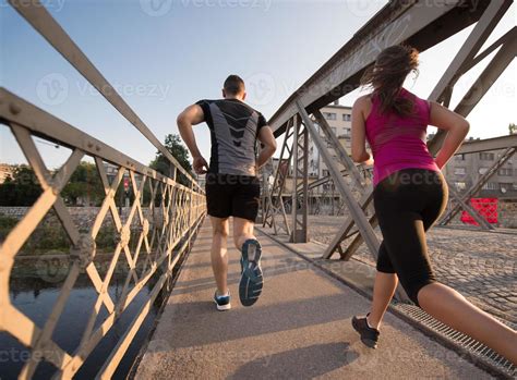 Jovem Casal Correndo Pela Ponte Na Cidade 10420536 Foto De Stock No