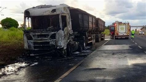 Carreta Carregada Soja Destru Da Ap S Pegar Fogo Em Paranava