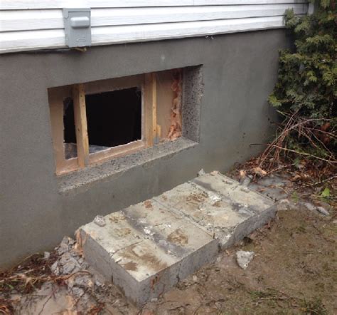 Ouverture de mur en pierre brique ou béton pour fenêtre Sciage de