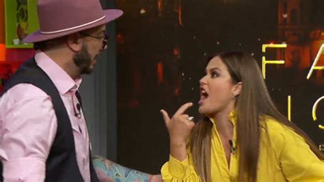 Mariana Echeverría le escupe en la cara a Faisy en plena transmisión de