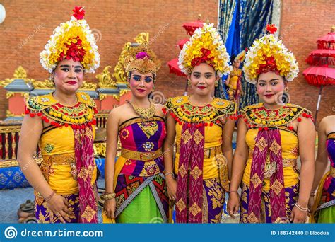 Danza Balinesa Tradicional Imagen Editorial Imagen De Arte