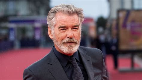 Nur Handtuch an Pierce Brosnan verrät peinlichen Moment