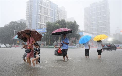 南方多地遭大暴雨袭击 民众出行如冲浪