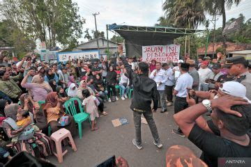 Warga Blokir Jalan Akses Menuju Kawasan Industri Muarojambi ANTARA News