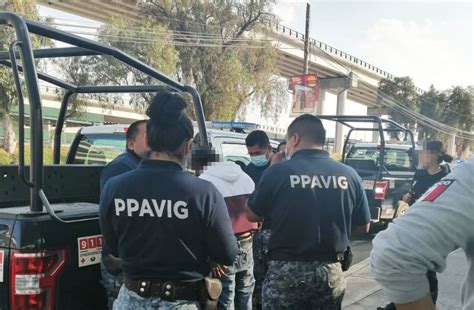 Policías evitan que persona se arroje de puente peatonal en Pachuca